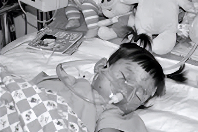 2011年的温州动车事故中，幸存下来的小伊伊，如今过得怎么样了？