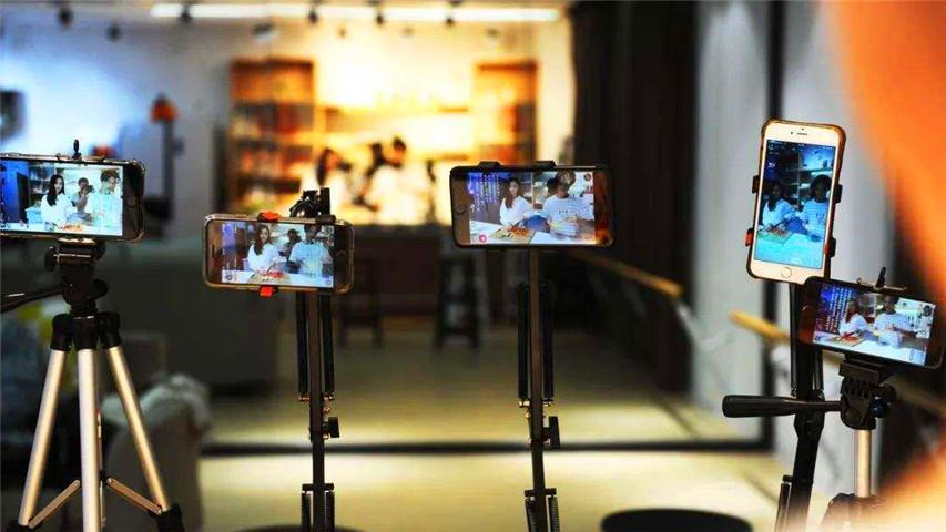 现在网络直播挣钱吗？ 新手做主播带货的最详细攻略