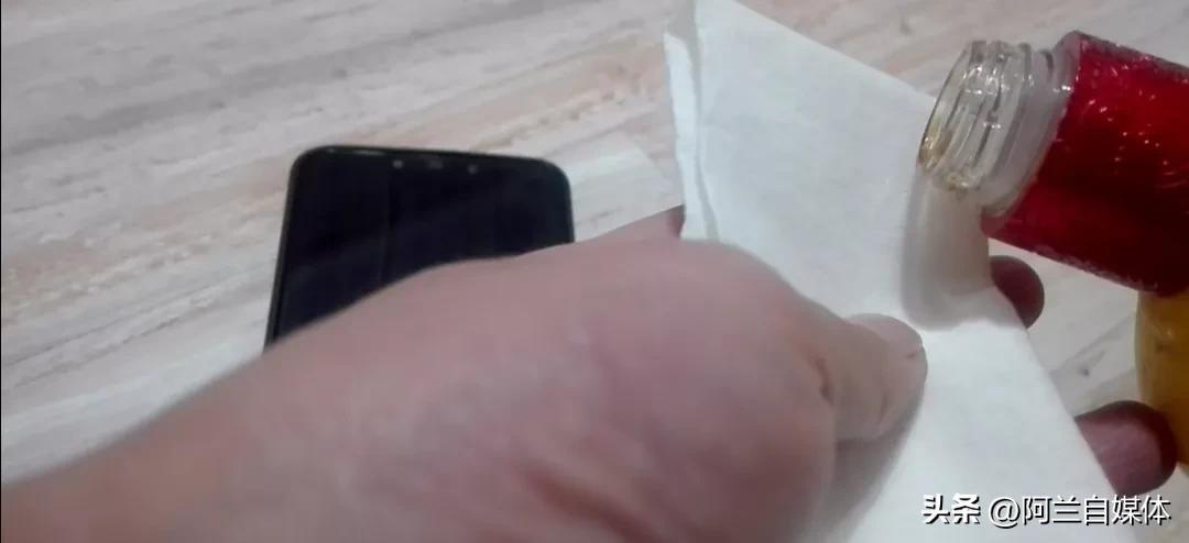 手机怎么清屏幕？教你正确的清洁手机屏幕的方法及操作步骤