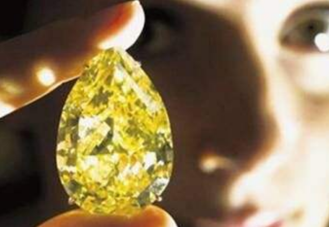 黄钻石和钻石哪个贵？分享钻石间区别及购买钻石的建议