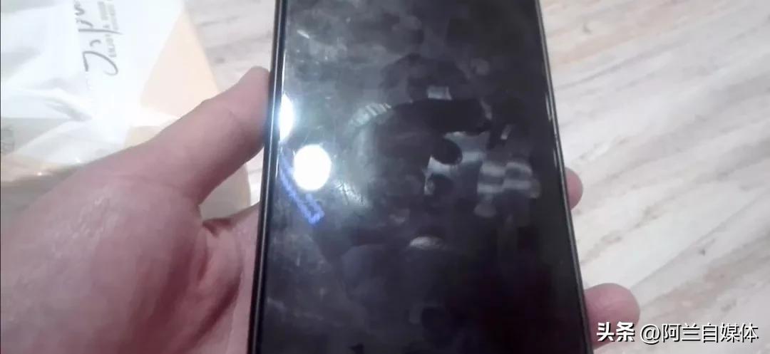 手机怎么清屏幕？教你正确的清洁手机屏幕的方法及操作步骤