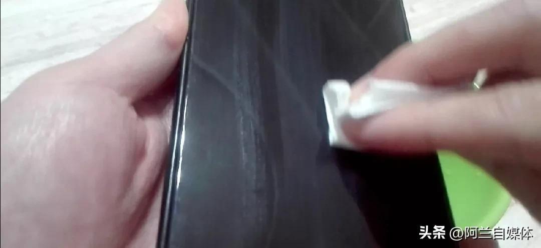 手机怎么清屏幕？教你正确的清洁手机屏幕的方法及操作步骤