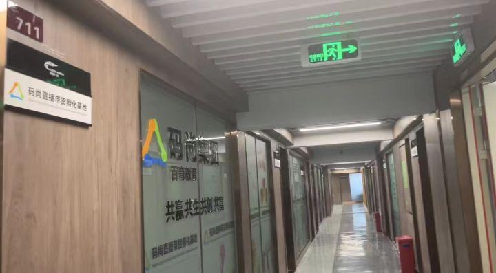 如何找童装货源？直播带货童装的折扣货源在哪里拿的？