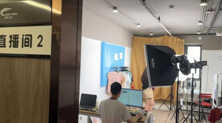 如何找童装货源？直播带货童装的折扣货源在哪里拿的？