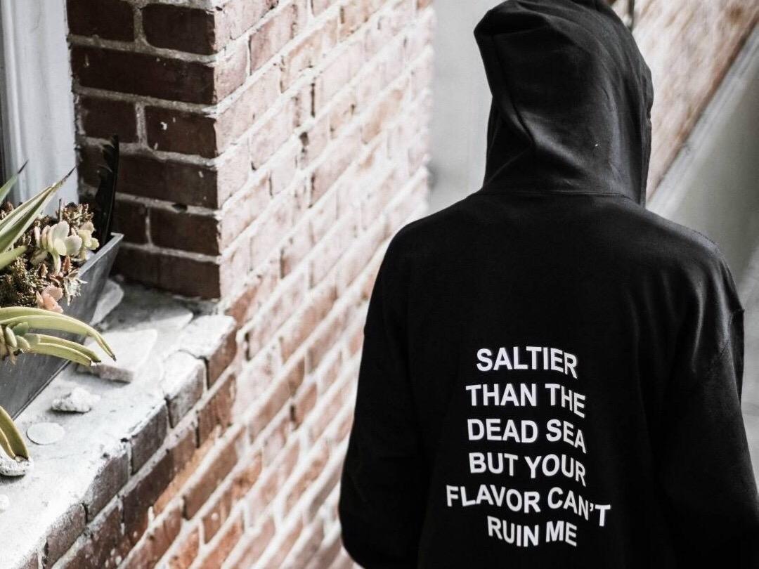 嘻哈风格的服装的特点介绍（街头风和嘻哈风的区别是什么）