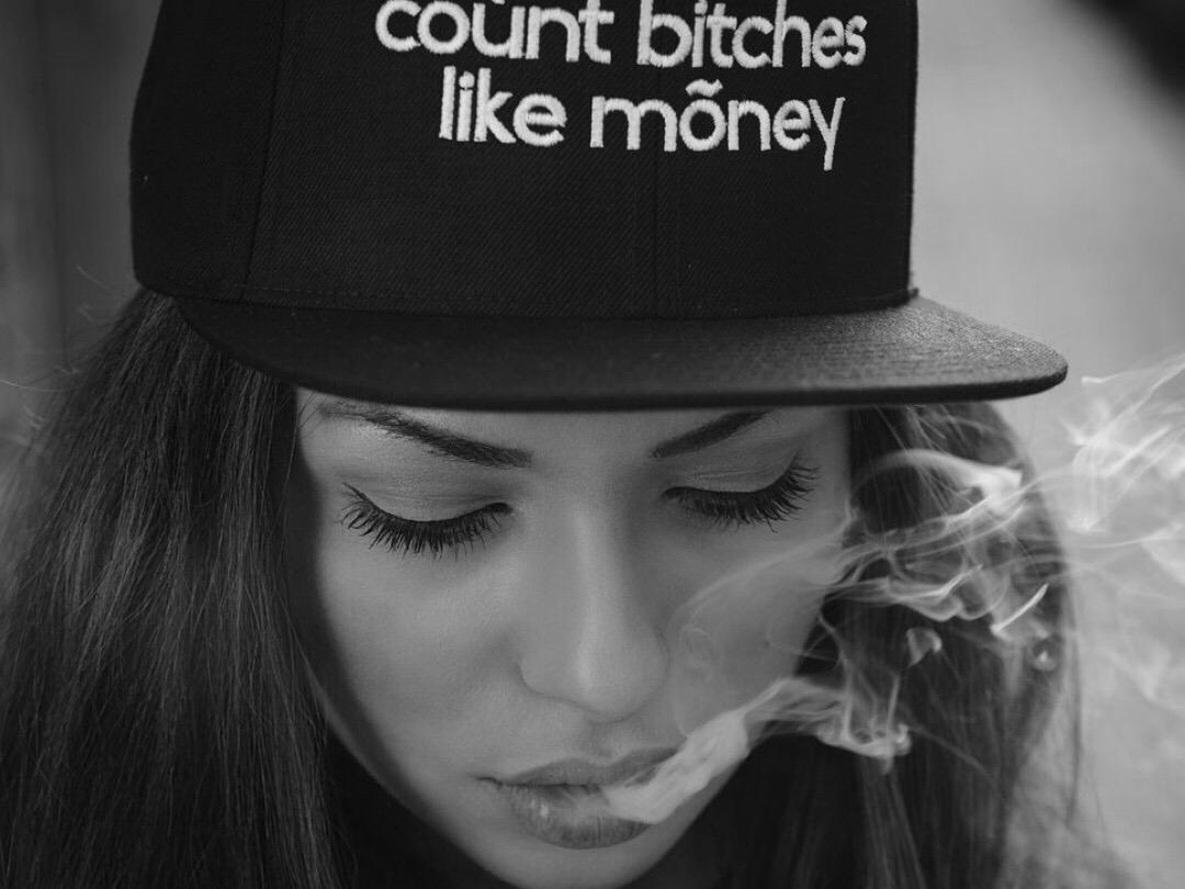 嘻哈风格的服装的特点介绍（街头风和嘻哈风的区别是什么）